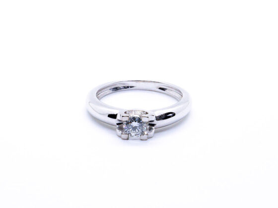 Sortija de oro blanco de 18K