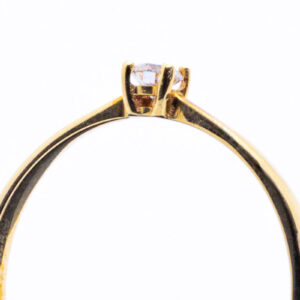 SORTIJA CON DIAMANTE EN ORO AMARILLO DE 18 QUILATES SORTIJA CON DIAMANTE EN ORO AMARILLO DE 18 QUILATES
