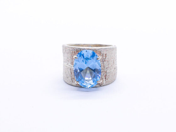 ANILLO EN PLATA 1ª LEY CON CUARZO HIDROTERMAL AZUL