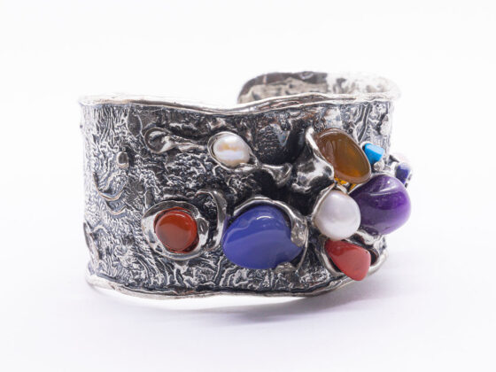 Brazalete de plata y gemas naturales