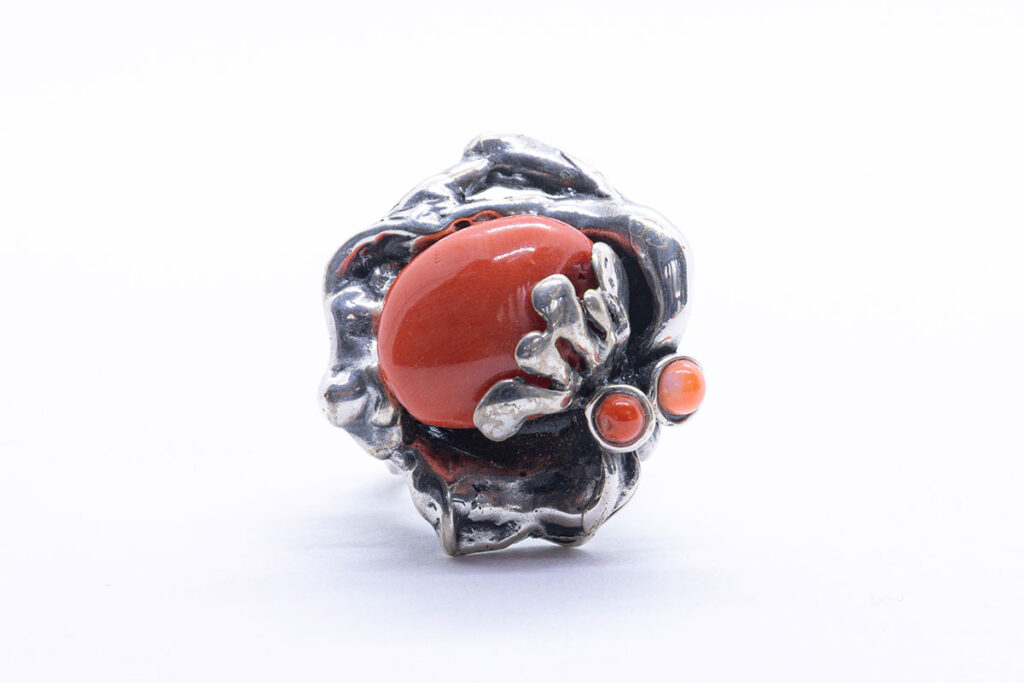 ANILLO EN PLATA DE 1ª LEY CON CORAL DEL MEDITERRANEO