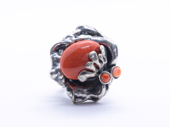 ANILLO EN PLATA DE 1ª LEY CON CORAL DEL MEDITERRANEO