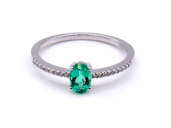 Sortija oro blanco 18K y Esmeralda fina oval
