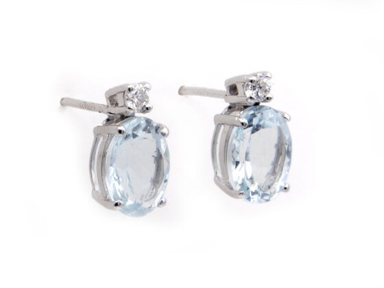 Pares de pendientes en oro blanco de 18K, Diamantes y Aguas Marinas ovales