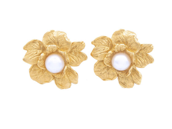 Pendientes flor de plata de ley chapados en oro de 18K con perlas