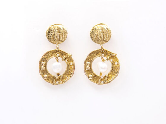 Pendientes de plata de ley chapados en oro de 18K con perlas