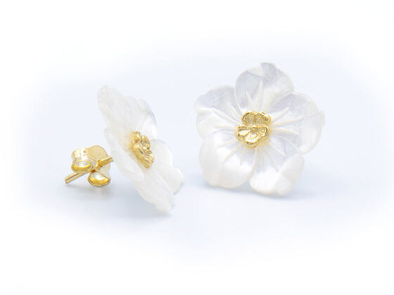 Pendientes  flor de plata de ley chapados en oro de 18K y nácar